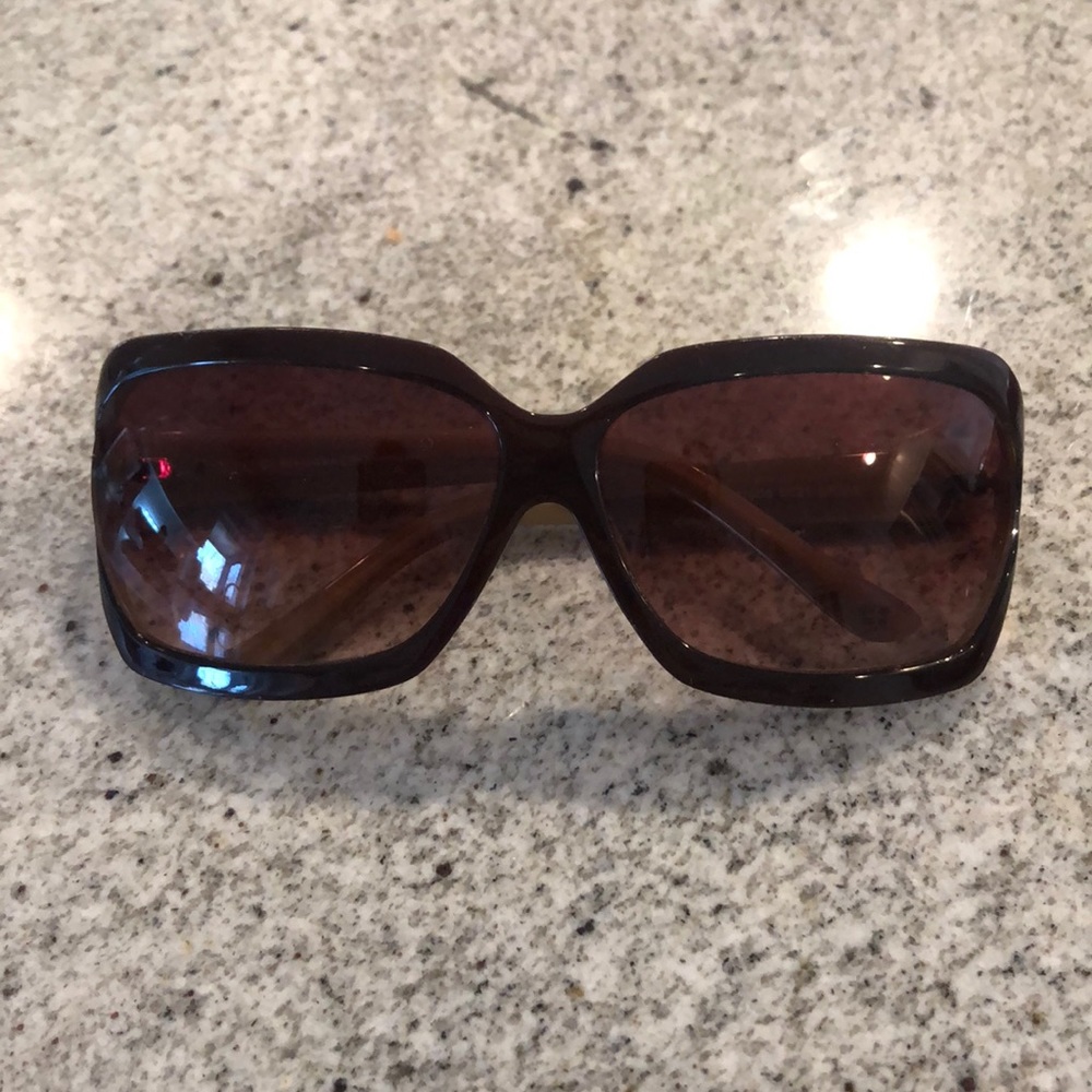 Women’s sunglasses with case